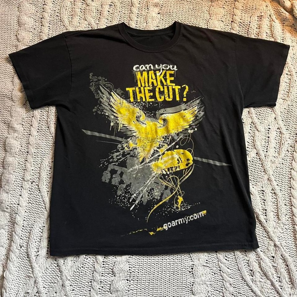 2000s Black & yellow U.S. Army graphic tee. This shirt is awesome!